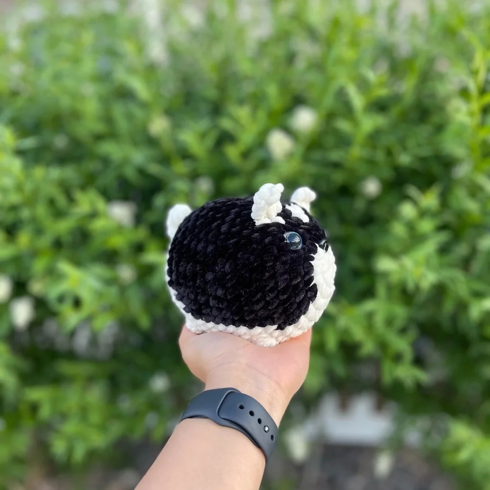 Crocheted black and white Husky - Picture 2 of 4